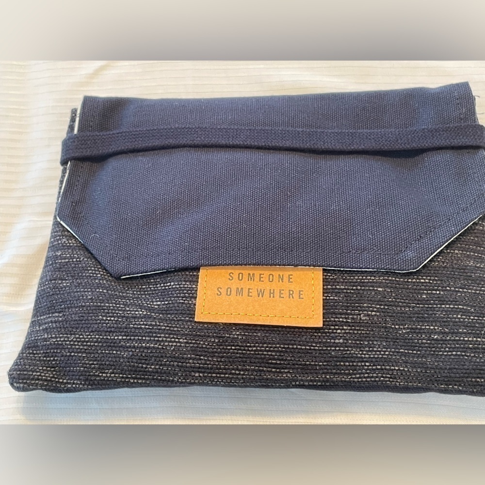 Delta One Someone Somewhere Toiletry kit. New, fresh, unused from Sept 2023. NWT - Picture 3 of 10